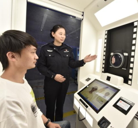 全國首台 | 公安綜合服務自助機上線 身份證、交管、出入境業務一機通辦