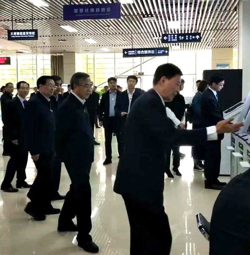 胡春華副總理考察鄭州人社 国产蜜桃AV在线免费看智慧大廳自助服務係統受到關注